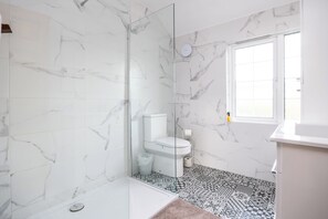 Douche, sĂšche-cheveux, serviettes fournies, savon
