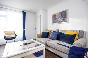 Smart TV, computer monitors - Lovely 2BR house - 8 min walk to Broombridge station (Dublin)