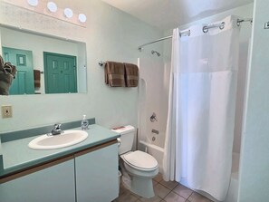 【Bathroom】Second full bath, so two families never wait in line