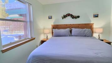 3 bedrooms, iron/ironing board, WiFi, bed sheets