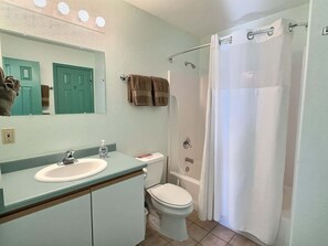 Chuveiro, secador de cabelo, toalhas de banho 