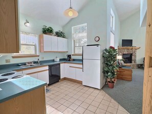 【Kitchen】Full-size fridge and prep space for cooking in