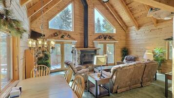 Tv, eldstad, böcker och kontor