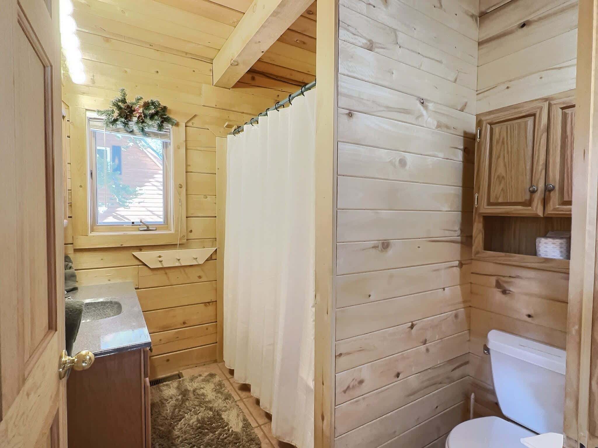 Douche, sèche-cheveux, serviettes fournies