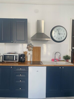 Réfrigérateur, micro-ondes, plaque de cuisson, cafetière/bouilloire