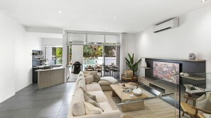 Smart TV, computer monitors