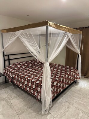 6 soverom, skrivebord, strykejern/-brett og reiseseng for barn