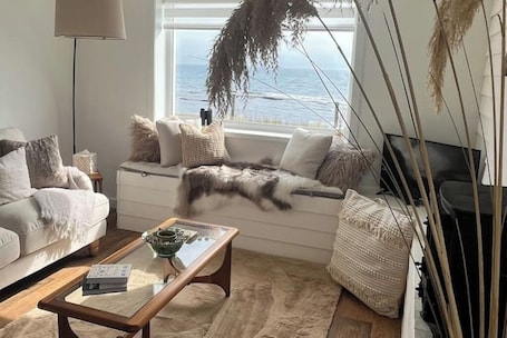 リビング エリア. Orkney Retreats Kilnbarn 5* Scandi Deluxe Seafront Cottage