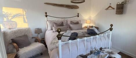 Een strijkplank/strijkijzer, wifi, beddengoed