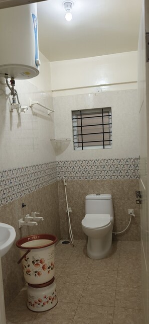 Bañera, toallas, jabón, shampoo