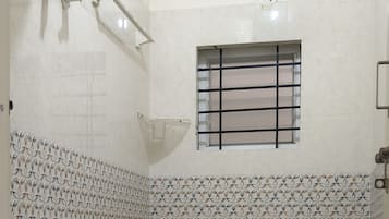 Suíte estúdio | Banheiro | Banheira, toalhas de banho, sabonete, shampoo