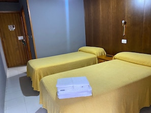 Standard Twin Room | Free WiFi - HOSTAL LOS VALLES  (Bielsa)