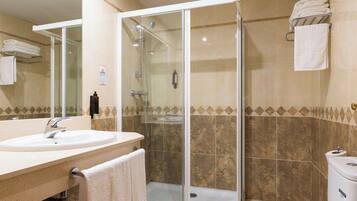 Standard Triple Room | Bathroom