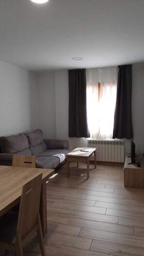 Comfort Apartment | Free WiFi - HOSTAL LOS VALLES  (Bielsa)