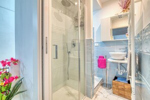 Shower, hair dryer, bidet, towels - Maison La Vanda - Centro Citta (Sanremo)