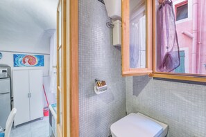 Standard Studio (Oltremare) | Bathroom | Shower, hair dryer, bidet, towels - Oltremare (Sanremo)