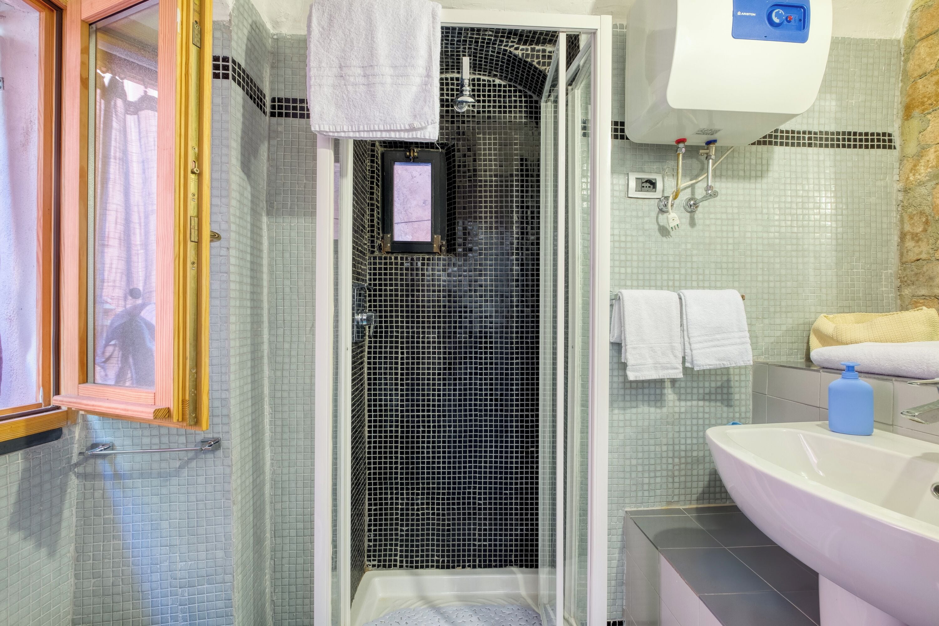 Monolocale Standard (Oltremare) | Bagno | Doccia, asciugacapelli, bidet, asciugamani