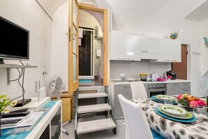 Studio Standard (Oltremare) | Eget kök | Kylskåp, mikrovågsugn, ugn och spishäll