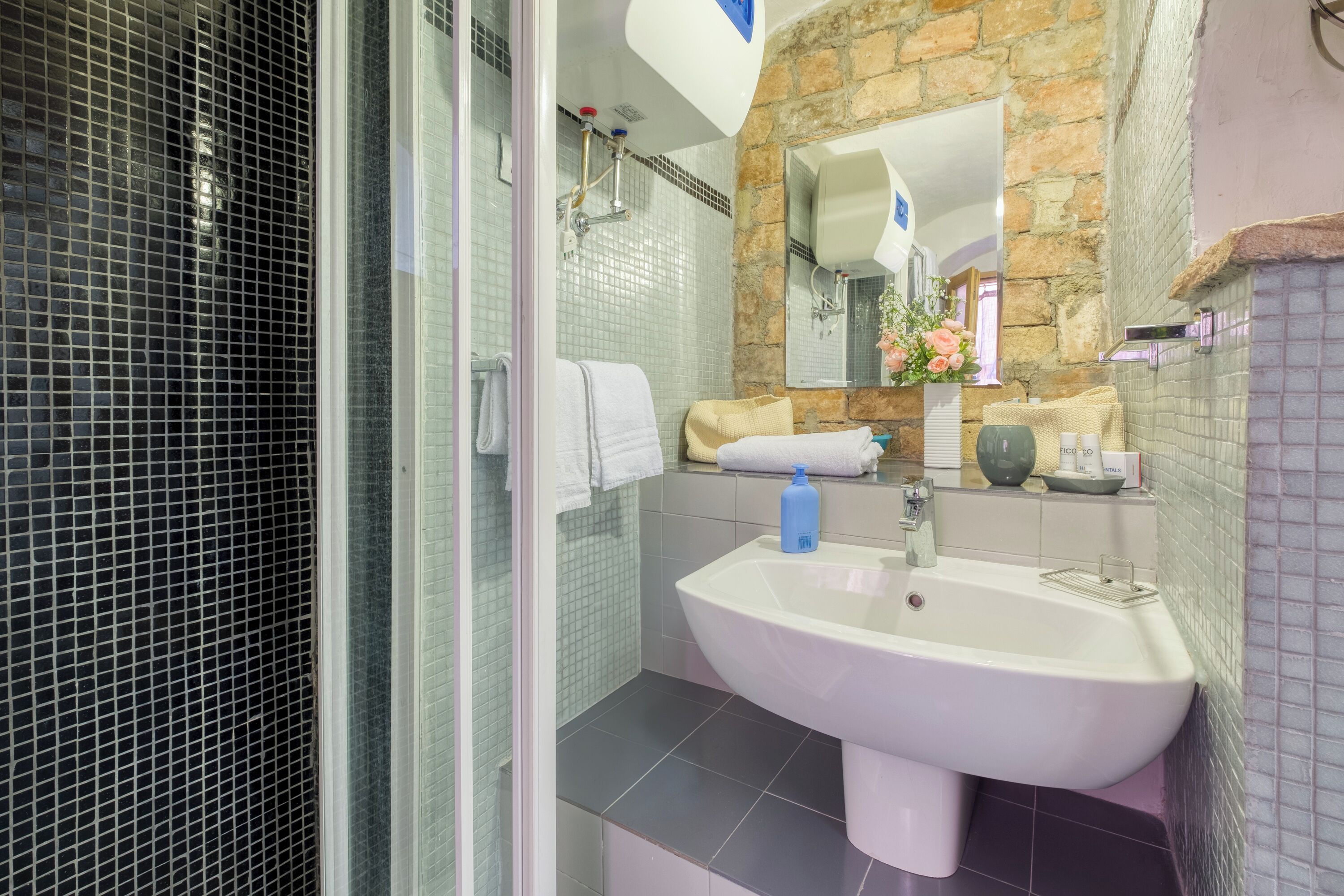 Douche, sèche-cheveux, bidet, serviettes fournies