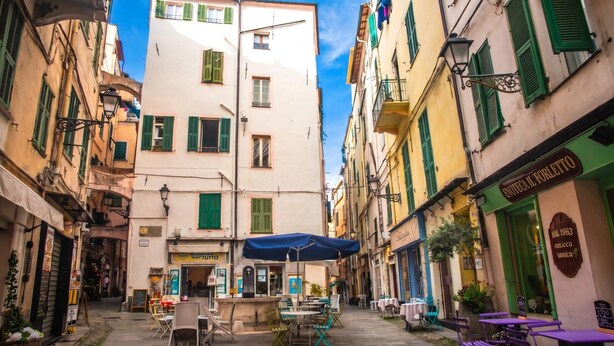 Căn hộ dành cho gia đình, 1 phòng ngủ, lò vi sóng (La Perla, Walk to Casino & Old Town) | Khu ẩm thực ngoài trời
