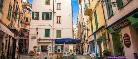 Family Apartment, 1 Bedroom, Microwave (La Perla) | Outdoor dining