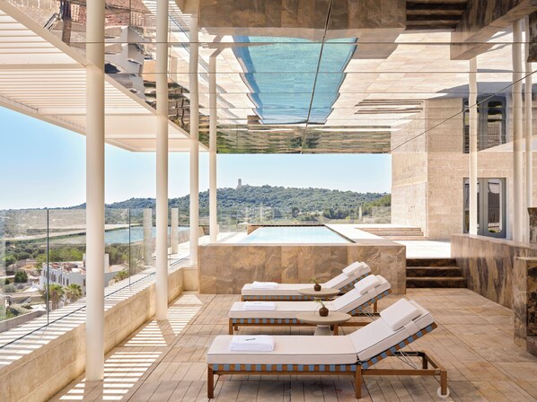 Seasonal outdoor pool, free pool cabanas, pool umbrellas