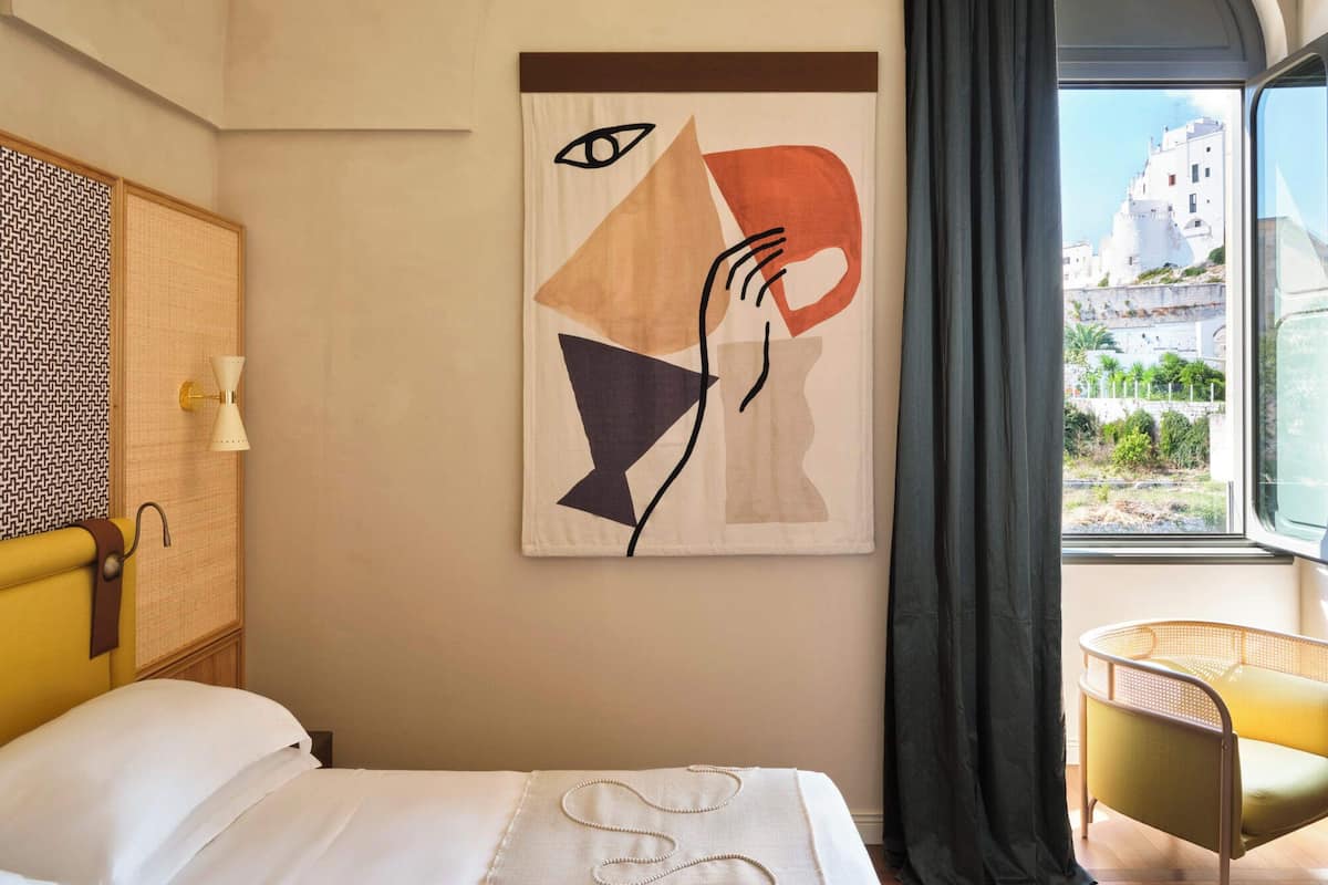 Deluxe Room, City View | 1 bedroom, minibar, in-room safe, blackout drapes
