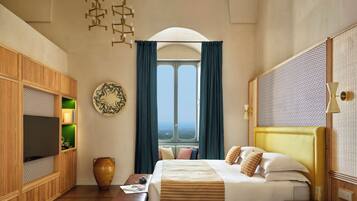 Deluxe Room, Sea View | 1 bedroom, minibar, in-room safe, blackout drapes