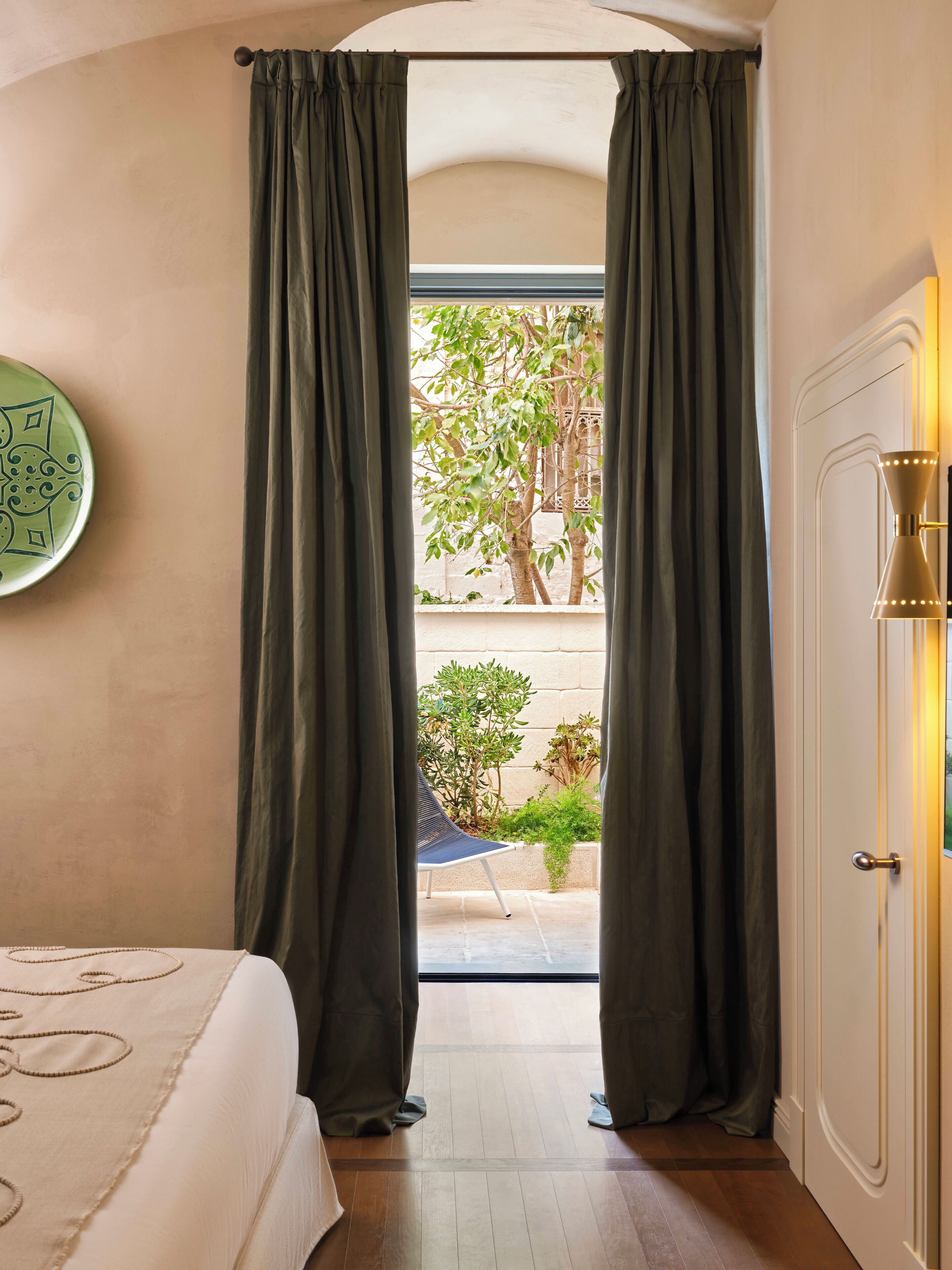 Habitación Deluxe, patio, vista al jardín | Minibar, caja de seguridad en la habitación y cortinas blackout 