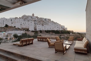 3 bars/lounges, poolside bar