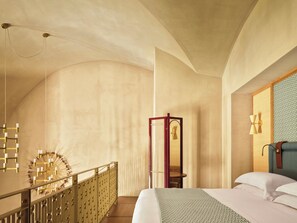 Duplex Suite City View | Minibar, värdeförvaringsskåp på rummet och mörkläggningsgardiner