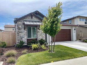 Exterior - 3/2 - Family Friendly, Fully Furnished w/ Jacuzzi (Lincoln)