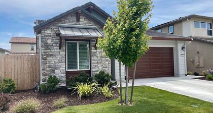 3/2 - Family Friendly, Fully Furnished w/ Jacuzzi