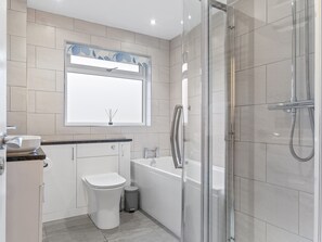 Een douche, een haardroger, handdoeken