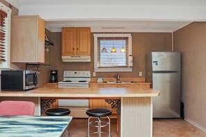 Kylskåp, mikrovågsugn, ugn och spishäll