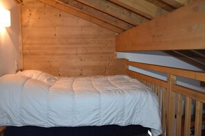 A wooden bunk bed with a white mattress in a cabin-style room. - 200m from ski slopes, 1st floor, balcony, tv, ski locker, 26m², Pralognan-la-Vanoise (Pralognan-la-Vanoise)