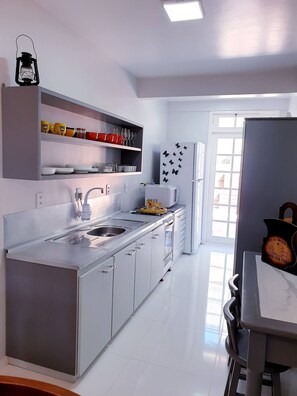 Fridge, microwave, oven, stovetop - Cozy house in the center of Campo Alegre (SC)  (Campo Alegre)