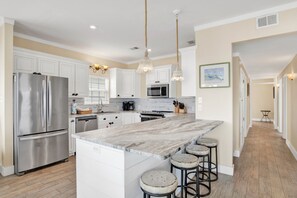 Micro-ondes, four, lave-vaisselle, cafetière/bouilloire