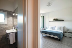 Apartemen, patio, pemandangan danau | 2 kamar tidur, seprai premium, dan selimut bulu angsa