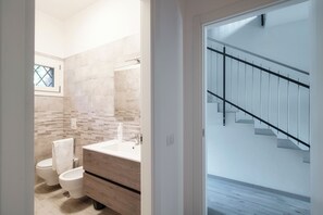 Lejlighed - terrasse - søudsigt | Badeværelse | Bruser, gratis toiletartikler, hårtørrer, bidet