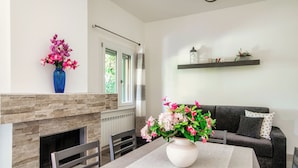 Una sala de estar moderna con chimenea, una mesa de comedor y un sofá.