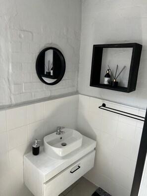 Chalet, 2 Bedrooms, Terrace | Bathroom - Seewind Onrus Cottage (Hermanus)