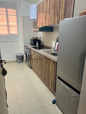 Een koelkast, een magnetron, een oven, een kookplaat