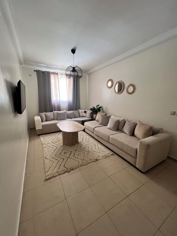 Een smart-tv en boeken