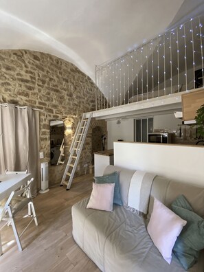 Living area - Carmen's sheepfold (Mornas)