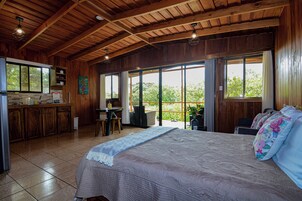 舒适开间套房, 花园景观 | 起居区 | 30-英寸纯平电视（配备有线频道）、Netflix、流媒体服务