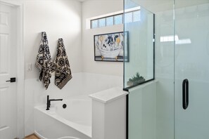 Chuveiro, secador de cabelo, toalhas de banho 