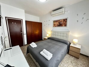 Dobbeltrom, delt bad | Strykejern/-brett og wi-fi (inkludert)