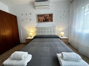 Habitación doble, baño compartido | Tabla de planchar con plancha y wifi gratis 