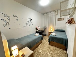 Habitación estándar con 2 camas individuales, baño compartido | Tabla de planchar con plancha y wifi gratis 